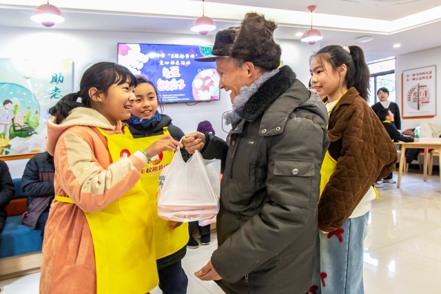 冬至暖心行动：孩子们亲手包饺子，传递敬老爱老的温暖情谊  第2张