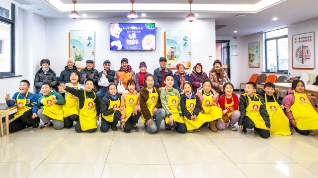 冬至暖心行动：孩子们亲手包饺子，传递敬老爱老的温暖情谊  第4张