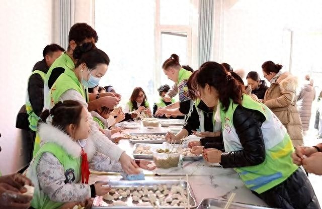 留学生包饺子送温暖，2025雷锋饺子计划点燃新春希望  第1张