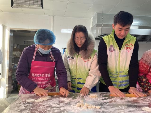留学生包饺子送温暖，2025雷锋饺子计划点燃新春希望  第3张