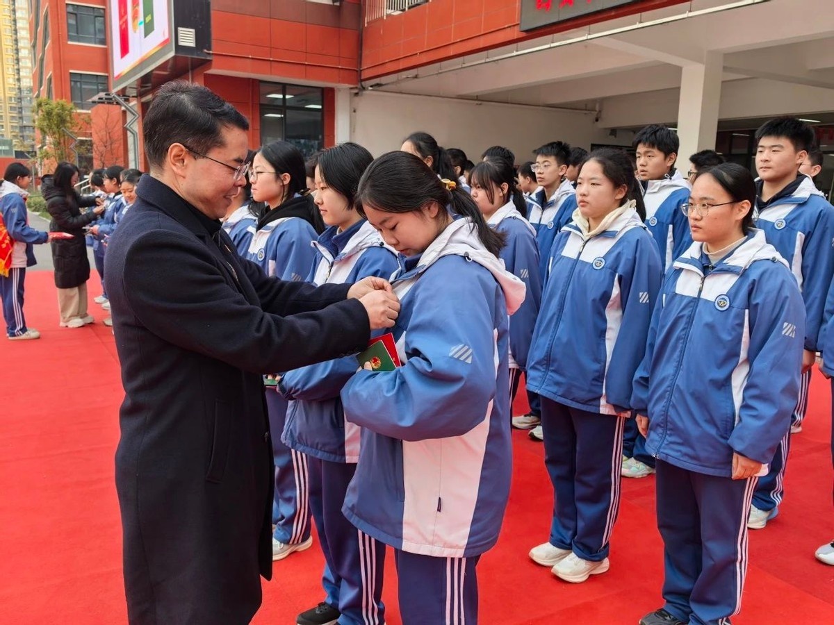 60名新团员庄严入团，团徽闪耀青春使命，航天城第三初级中学点燃青年梦想  第3张