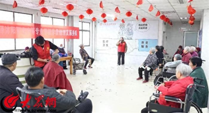 冬至未至，温暖先行！山东老兵志愿者为老人义务剪发，传递雷锋精神  第1张
