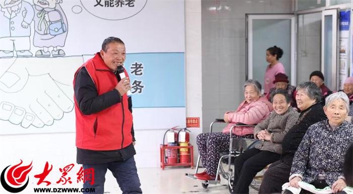 冬至未至，温暖先行！山东老兵志愿者为老人义务剪发，传递雷锋精神  第3张