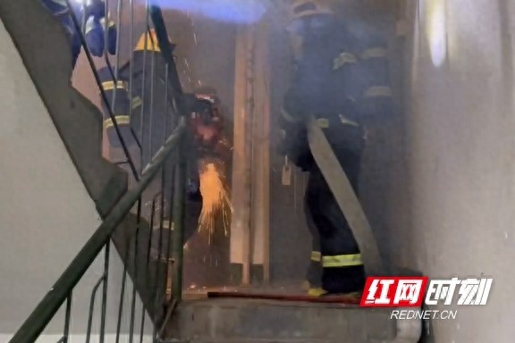生死时速！消防员破门救出被困女子，黑烟中紧握生命之手