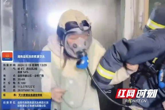 生死时速！消防员破门救出被困女子，黑烟中紧握生命之手  第2张