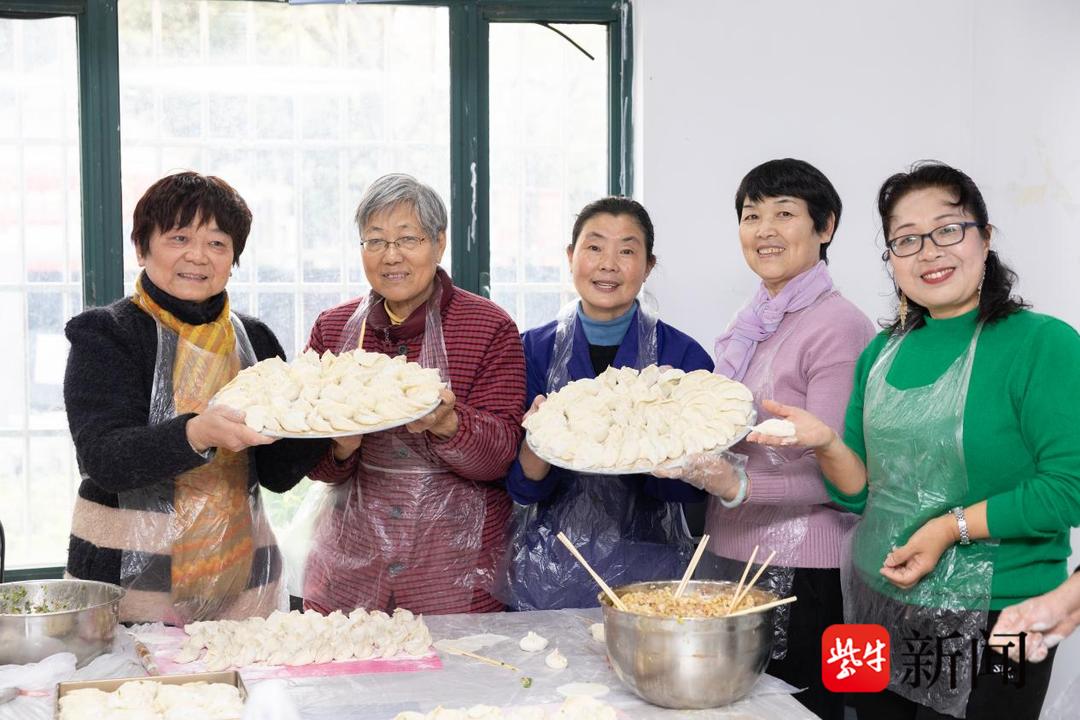 冬至饺子香飘四溢，南京社区共筑民族团结情，温暖人心的小团圆  第2张