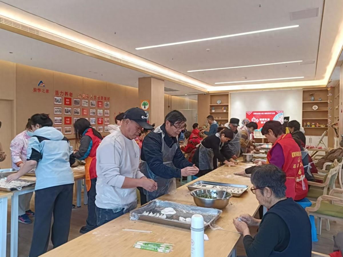 冬至暖心行动：年轻志愿者与高龄老人共度温馨时光，饺子宴上笑声不断  第1张