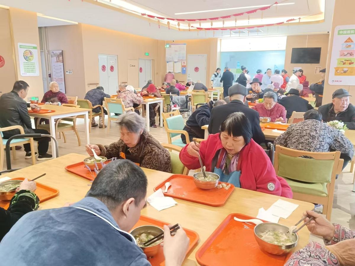 冬至暖心行动：年轻志愿者与高龄老人共度温馨时光，饺子宴上笑声不断  第2张