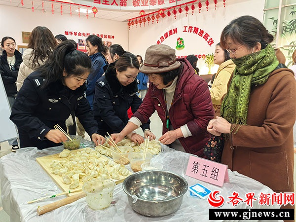 冬至暖心行动:西安交警与社区老人共话交通安全,饺子香中传递平安 第2张 冬至暖心行动:西安交警与社区老人共话交通安全,饺子香中传递平安 第2张