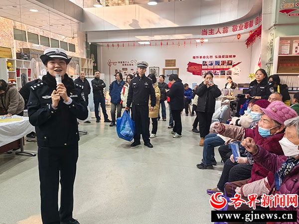 冬至暖心行动:西安交警与社区老人共话交通安全,饺子香中传递平安 第3张 冬至暖心行动:西安交警与社区老人共话交通安全,饺子香中传递平安 第3张