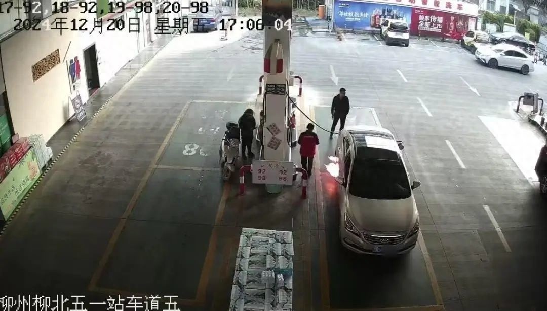 惊险！加油站员工教科书式扑救，火苗瞬间从车底蹿出，生死一瞬间