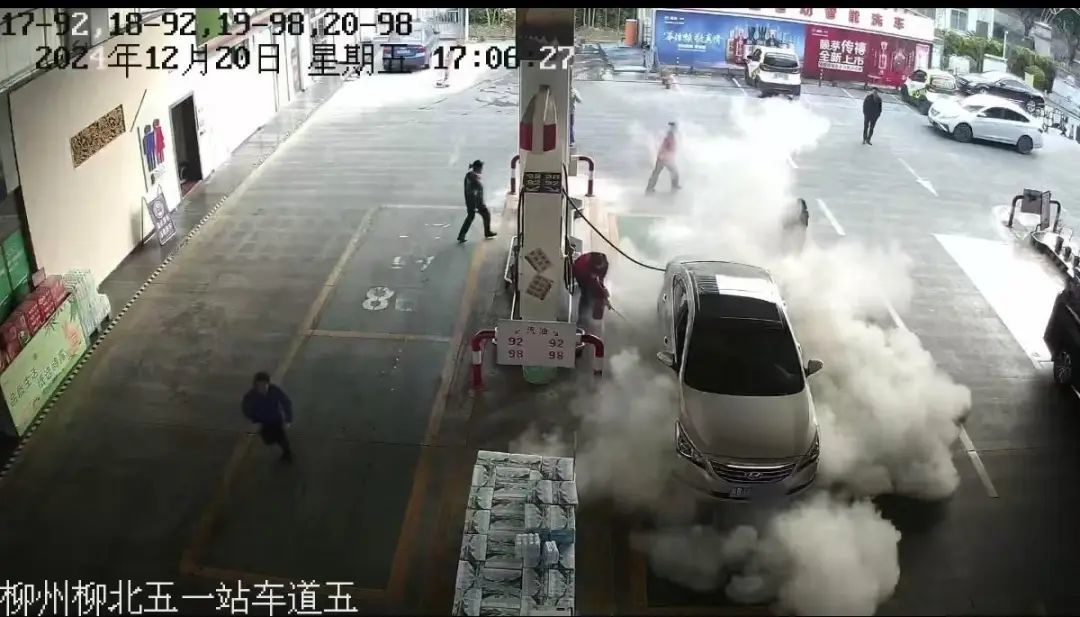 惊险！加油站员工教科书式扑救，火苗瞬间从车底蹿出，生死一瞬间  第2张