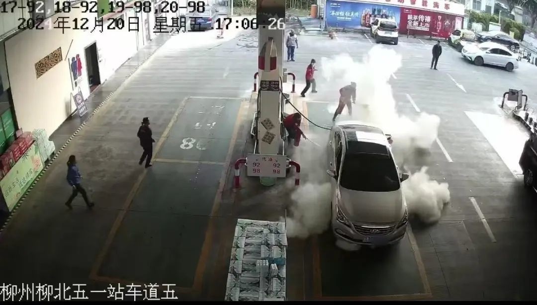 惊险！加油站员工教科书式扑救，火苗瞬间从车底蹿出，生死一瞬间  第3张