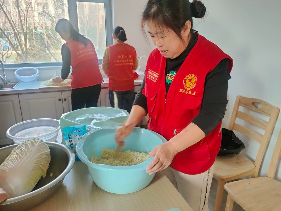 冬至暖心行动：志愿者为老人包饺子，传递人间真情与节日温情  第2张