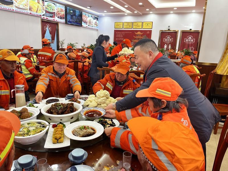 14年坚持！这家餐馆每年冬至都为环卫工人送上暖心大餐  第3张