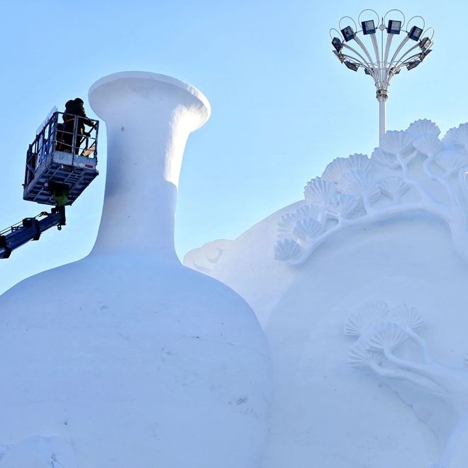 冬至奇观！太阳岛雪博会惊现17米青花瓷雪雕，美轮美奂震撼来袭  第2张