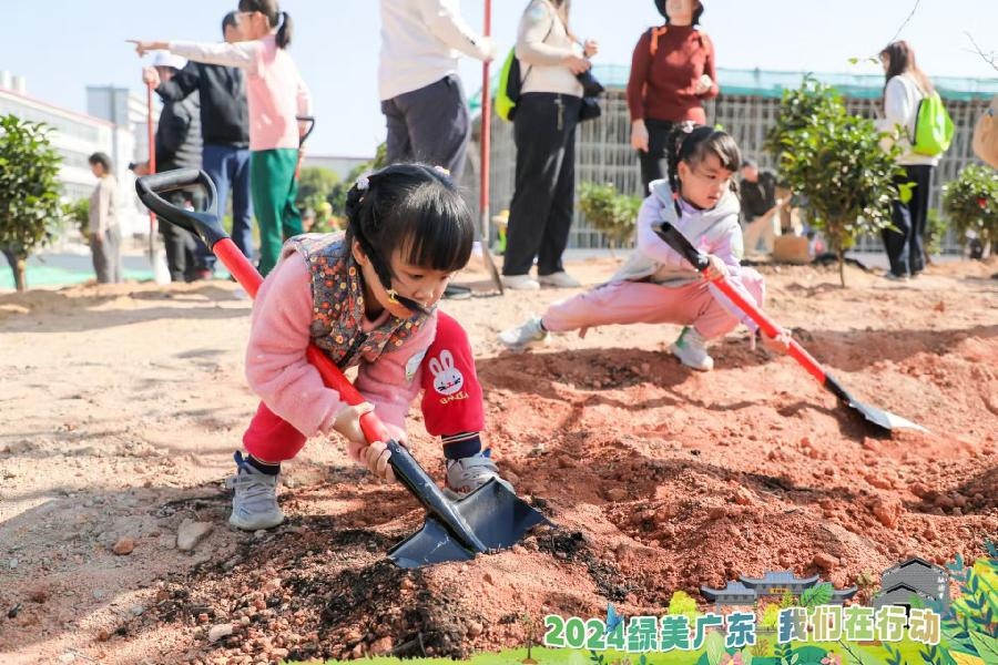 200人齐聚千年古运河，亲手种下绿色希望，为广州注入新活力  第2张