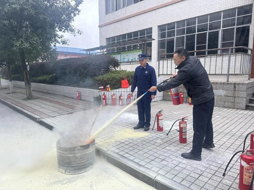 惊险！隆昌二中消防演练现场直击，消防员教你火场逃生绝招  第1张