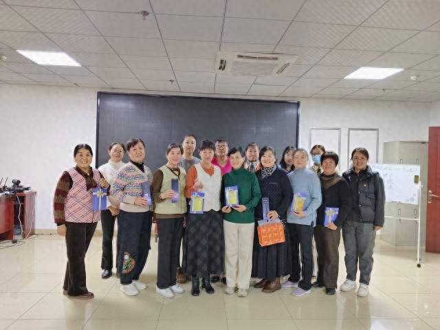 社区老年女性趣味运动会：夹弹珠、托乒乓球，欢乐中锻炼身心  第1张