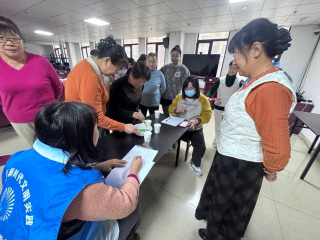 社区老年女性趣味运动会：夹弹珠、托乒乓球，欢乐中锻炼身心  第2张