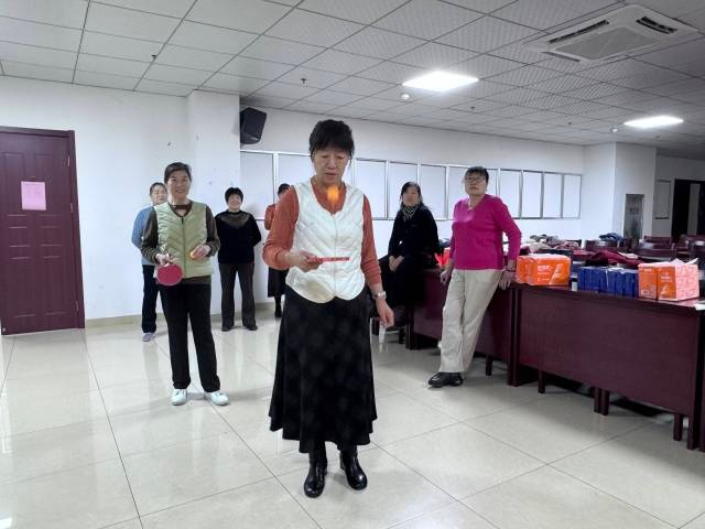 社区老年女性趣味运动会：夹弹珠、托乒乓球，欢乐中锻炼身心  第3张