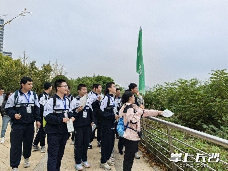 2403 班学生湘江边见习河长，挑战自来水产生流程，为环保贡献青春力量  第1张