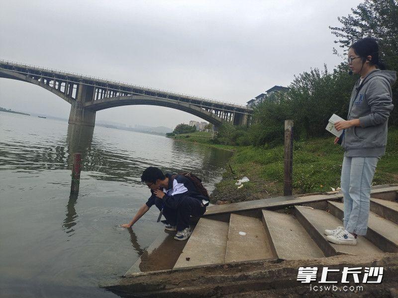 2403 班学生湘江边见习河长，挑战自来水产生流程，为环保贡献青春力量  第2张
