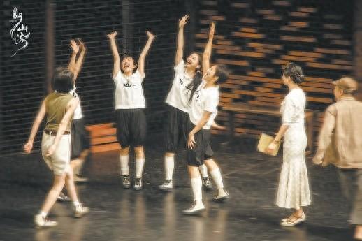 女子篮球队，如何在百年前推动性别平等？话剧翻山海震撼上演  第1张