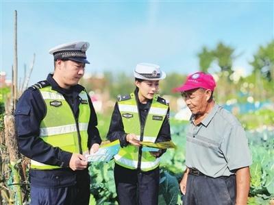 莱西交警深入田间地头，为秋收保驾护航  第1张