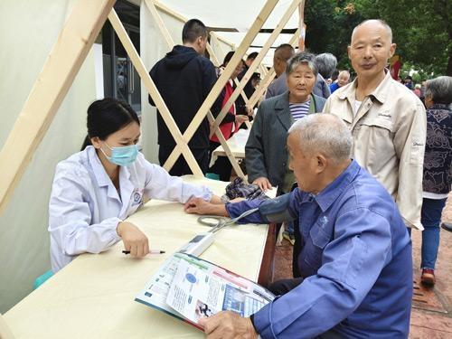 非遗体验、免费义诊、游戏互动……苏州渭塘镇文明市集太好玩了  第2张