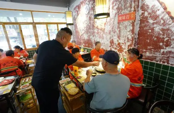 杭州火锅店老板每月花 2000 元请环卫工吃火锅，原因太暖心  第3张
