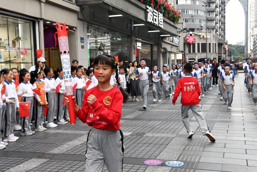 700 位学生在五马街接力酷跑，这场面也太震撼了吧  第3张