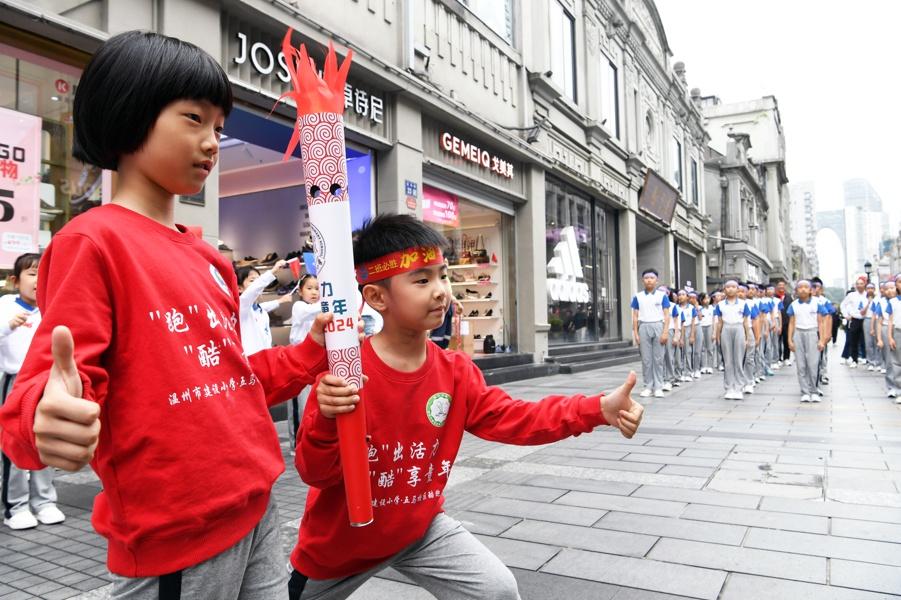 700 位学生在五马街接力酷跑，这场面也太震撼了吧  第5张