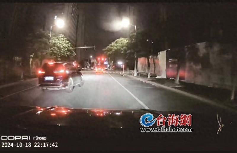 黑色越野车逆行、压实线、闯红灯，动作一气呵成，司机究竟为何如此疯狂？  第1张