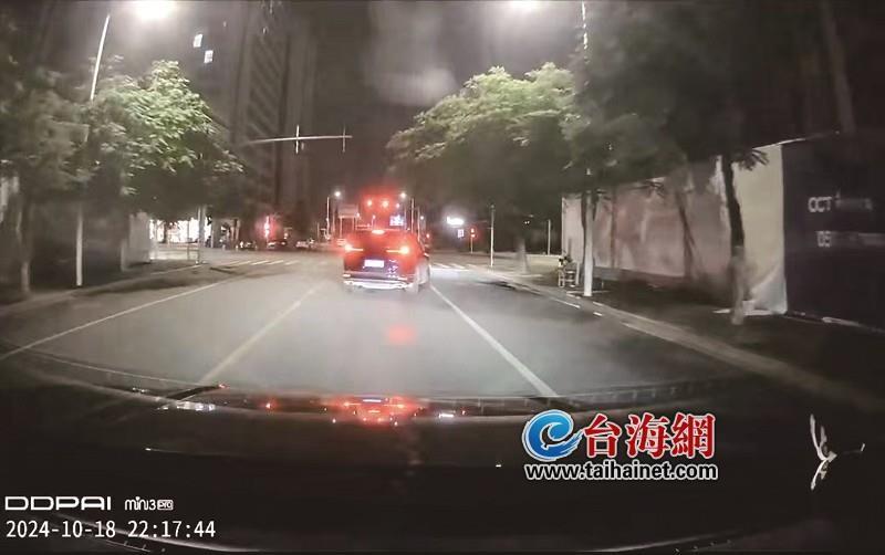 黑色越野车逆行、压实线、闯红灯，动作一气呵成，司机究竟为何如此疯狂？  第2张