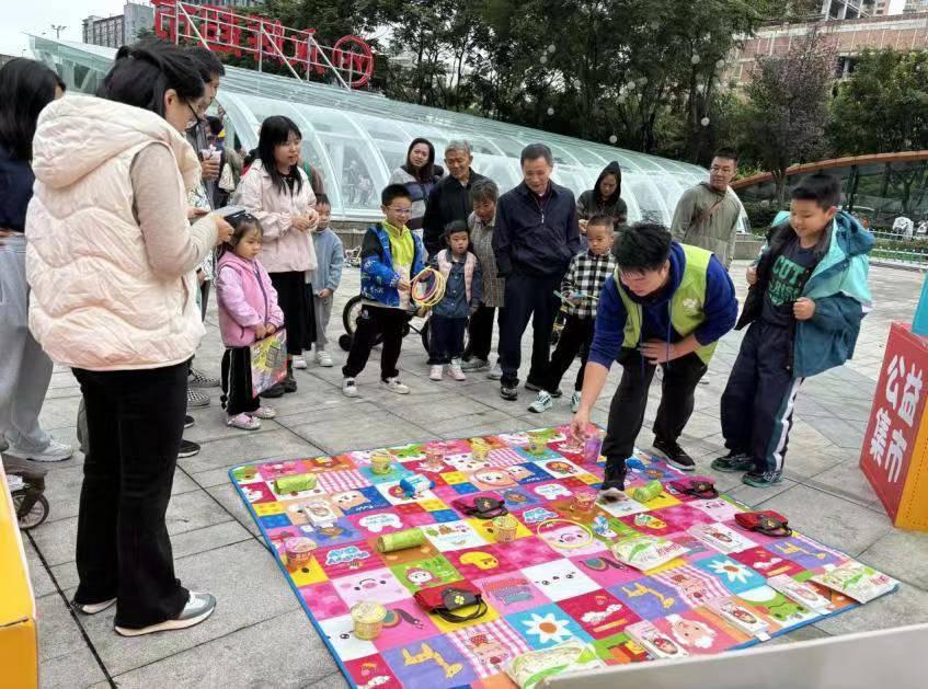 慈善义卖落地成都文华广场，20 余组亲子家庭诠释爱心真谛  第2张