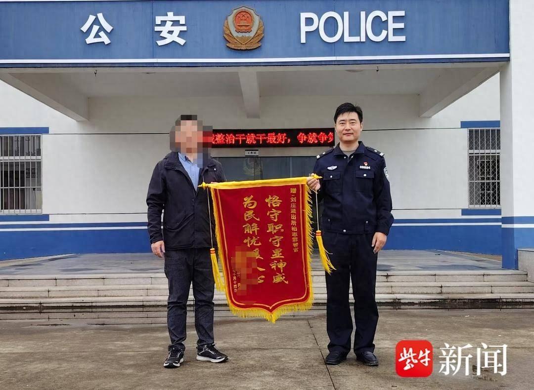 88 岁老人迷路街边，民警出手救助！这一幕，太暖心了  第1张