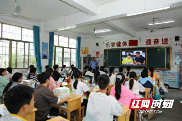 一看二听三摸四测，民警进校园传授识别假币法，教你远离非法集资  第1张