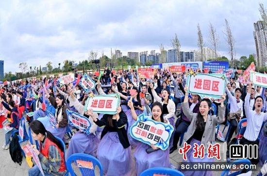 成渝两地工会携手，200 多名职工代表精彩表演，600 多名观众积极共唱时代赞歌  第2张