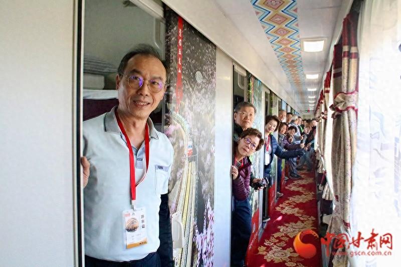 100 余名新加坡游客乘坐首趟跨境旅游列车，开启畅游丝路之旅