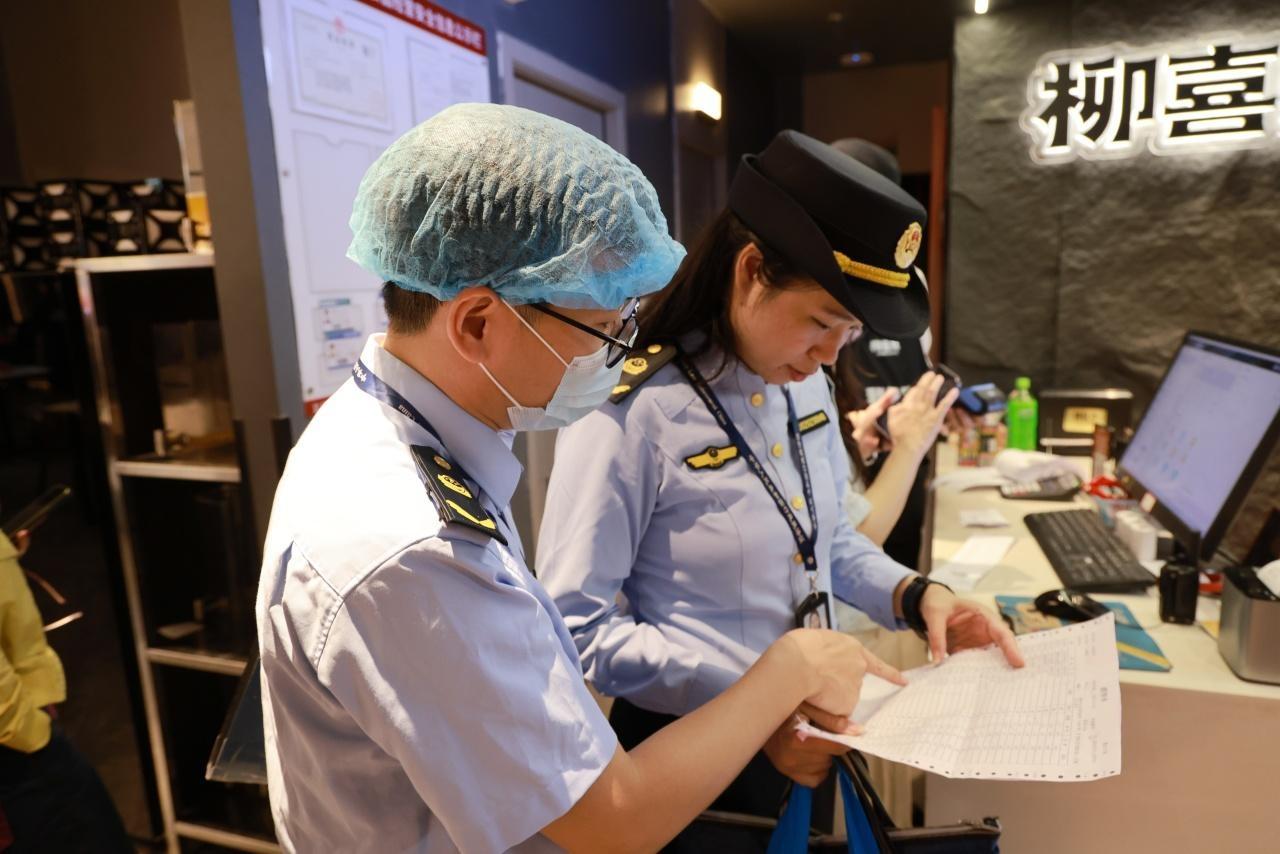 市场监管局联合公安局开展夜市肉制品市场专项检查，守护舌尖上的安全  第2张