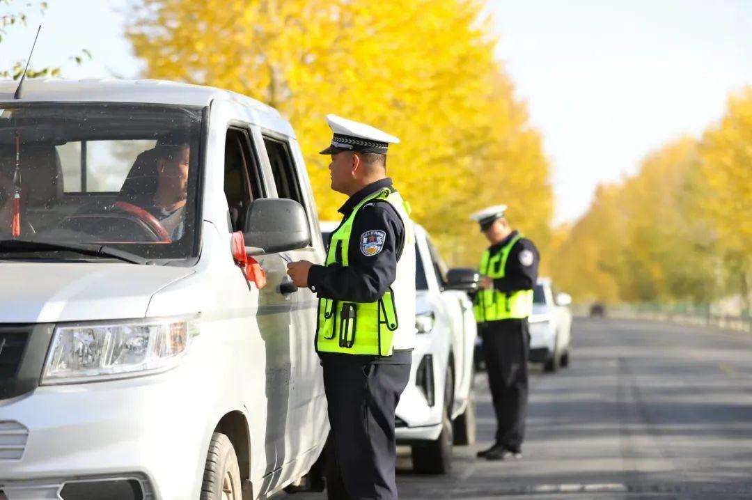 民乐县公安局护航秋收，警色别样，道路交通压力大，如何破局？  第2张