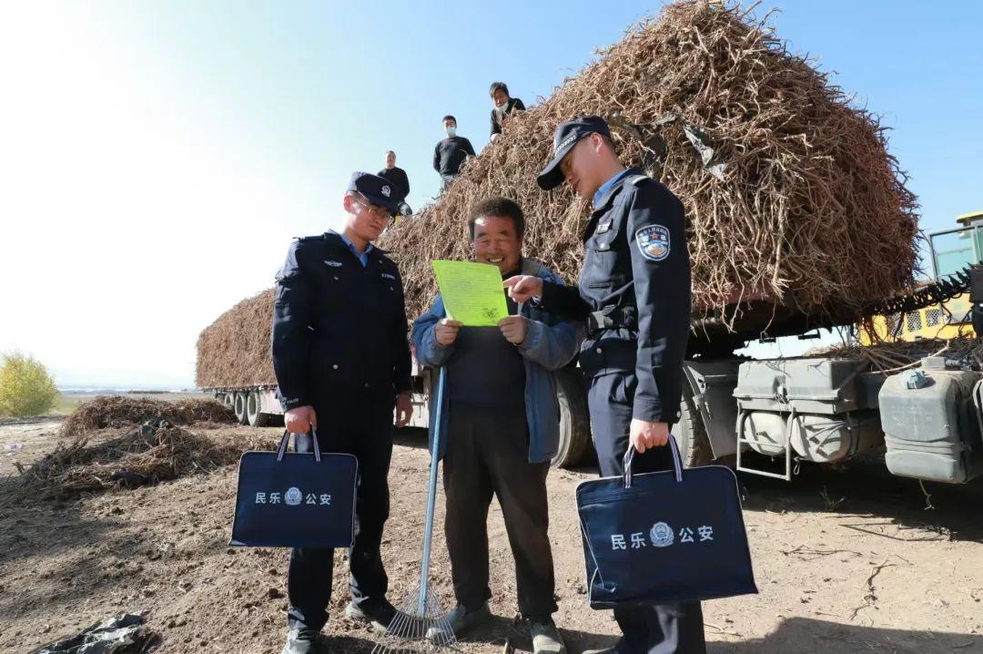 民乐县公安局护航秋收，警色别样，道路交通压力大，如何破局？  第3张