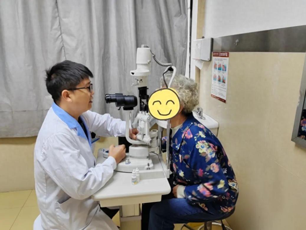 75 岁白内障患者，跨越重洋只为寻找家乡的光明