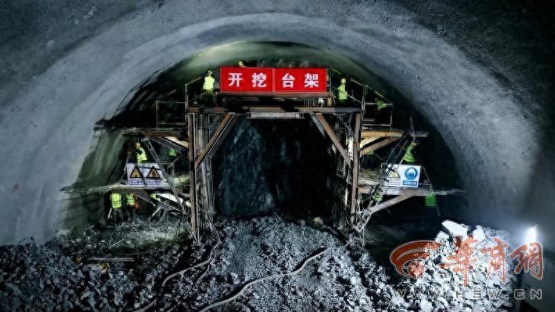 西十高铁桦树台隧道顺利贯通，9km 以上隧道施工取得阶段性进展
