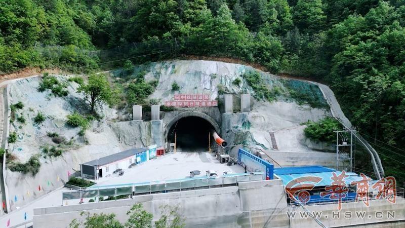 西十高铁桦树台隧道顺利贯通，9km 以上隧道施工取得阶段性进展  第2张