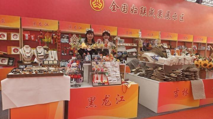 百件鱼皮手工艺品惊艳亮相!赫哲族文化魅力尽显,同江女性智慧力量非凡 第1张 百件鱼皮手工艺品惊艳亮相!赫哲族文化魅力尽显,同江女性智慧力量非凡 第1张