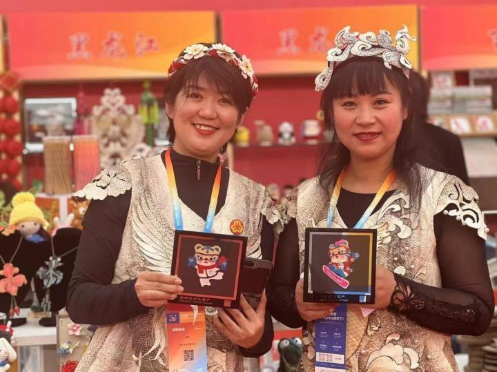 百件鱼皮手工艺品惊艳亮相!赫哲族文化魅力尽显,同江女性智慧力量非凡 第2张 百件鱼皮手工艺品惊艳亮相!赫哲族文化魅力尽显,同江女性智慧力量非凡 第2张