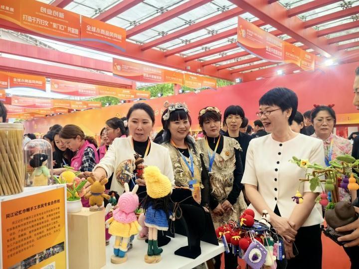 百件鱼皮手工艺品惊艳亮相!赫哲族文化魅力尽显,同江女性智慧力量非凡 第3张 百件鱼皮手工艺品惊艳亮相!赫哲族文化魅力尽显,同江女性智慧力量非凡 第3张