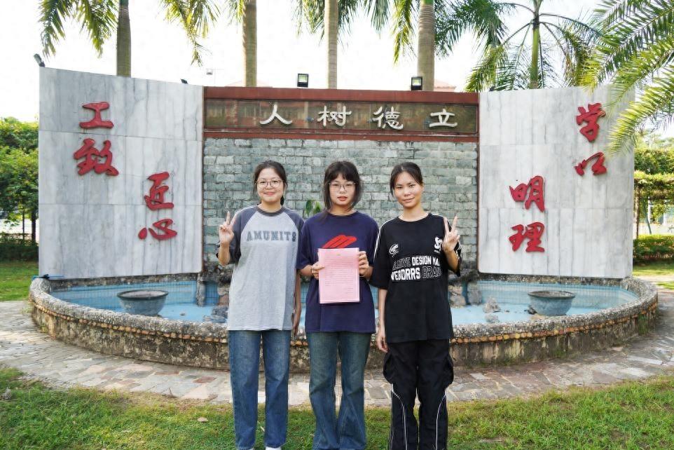 2 岁女童走失，三位大学生出手相助后悄然离去，原因竟然是……  第1张